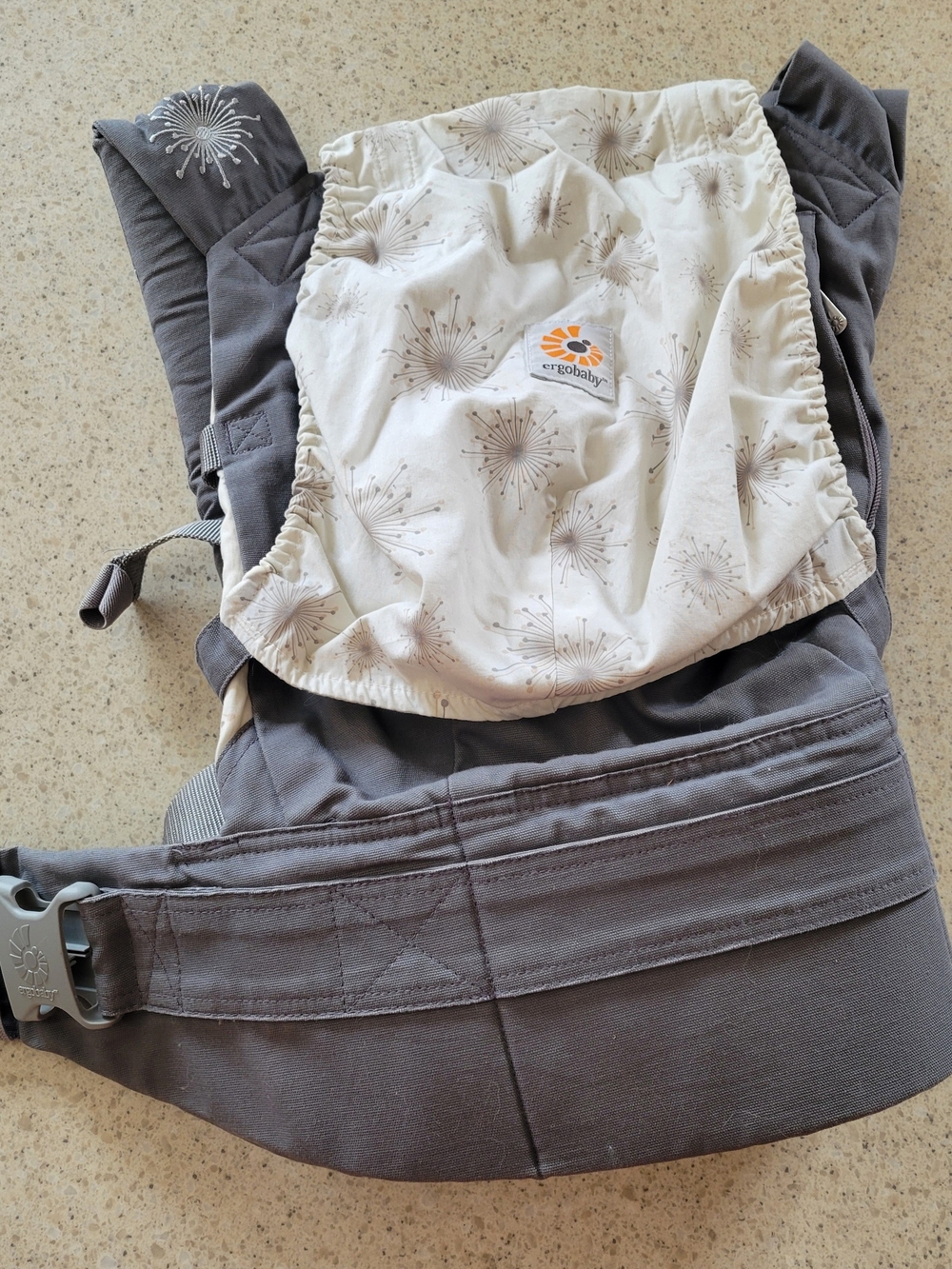 Ergobaby - Gray & Cream Dandelions
